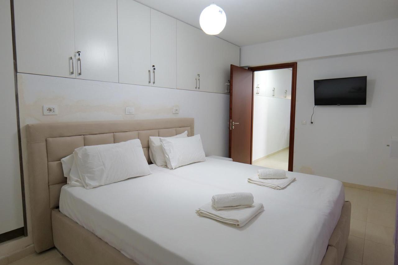 Pink Holiday Sarande Bagian luar foto
