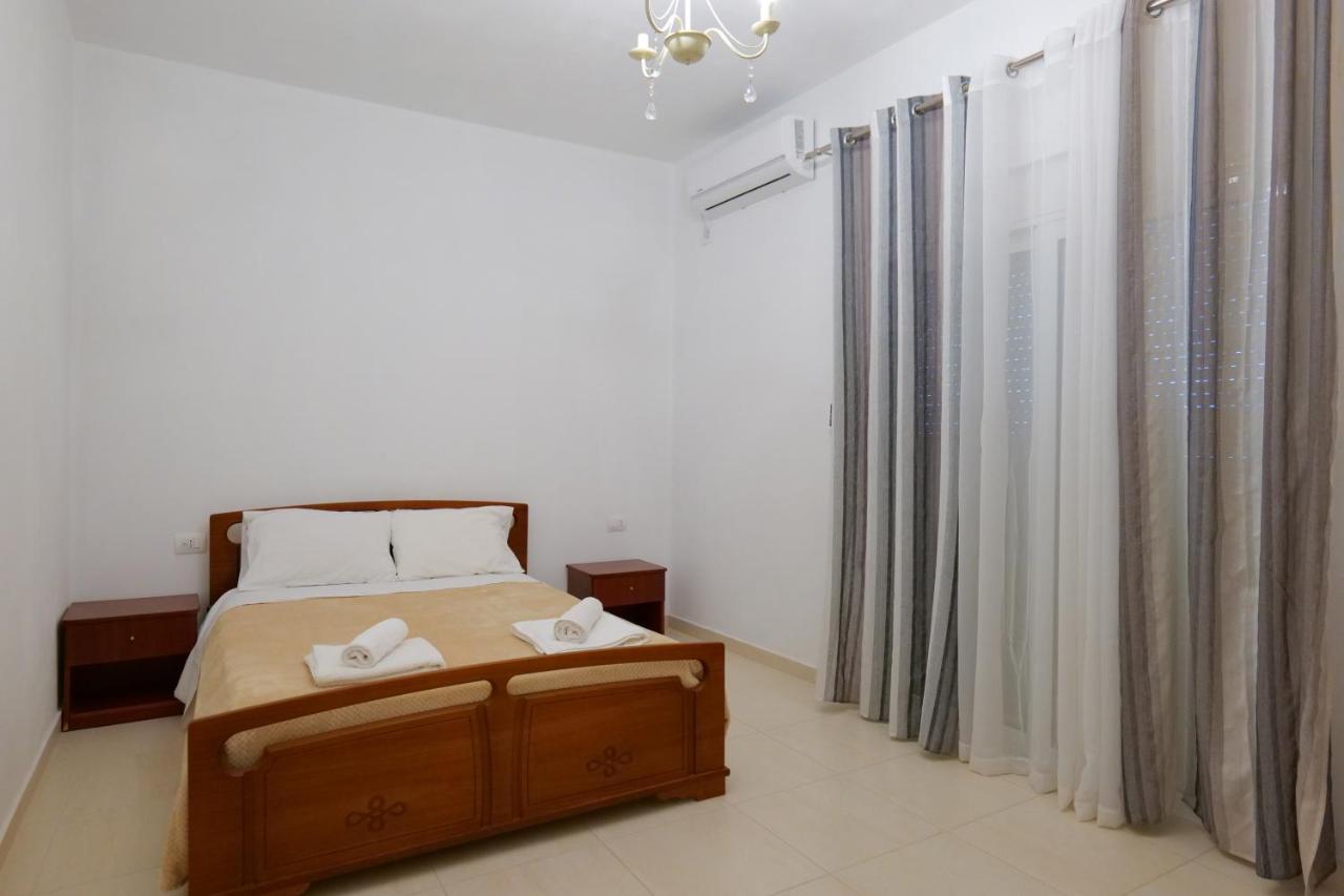 Pink Holiday Sarande Bagian luar foto