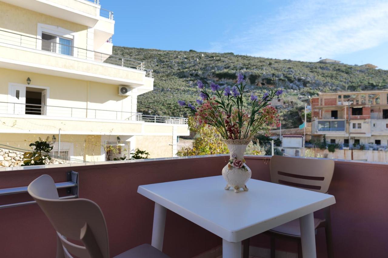 Pink Holiday Sarande Bagian luar foto