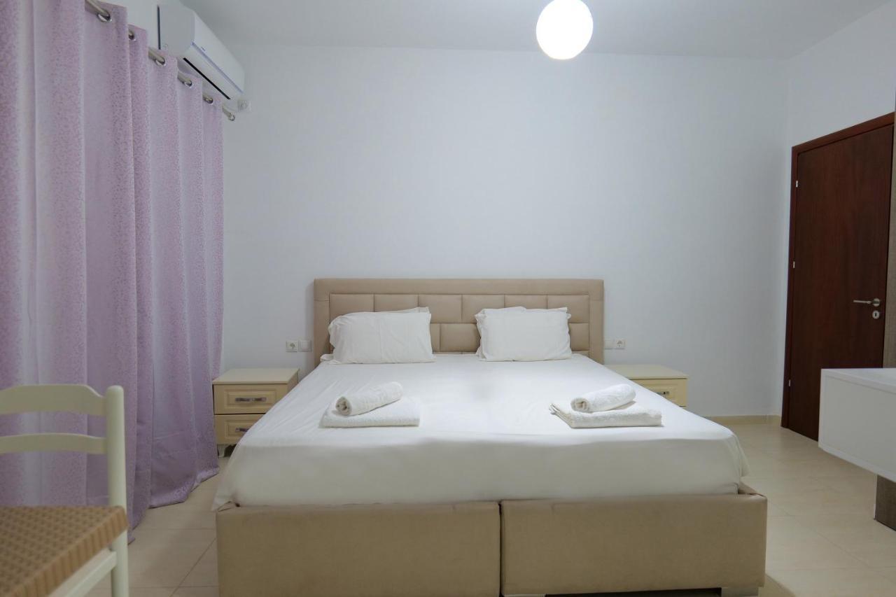 Pink Holiday Sarande Bagian luar foto