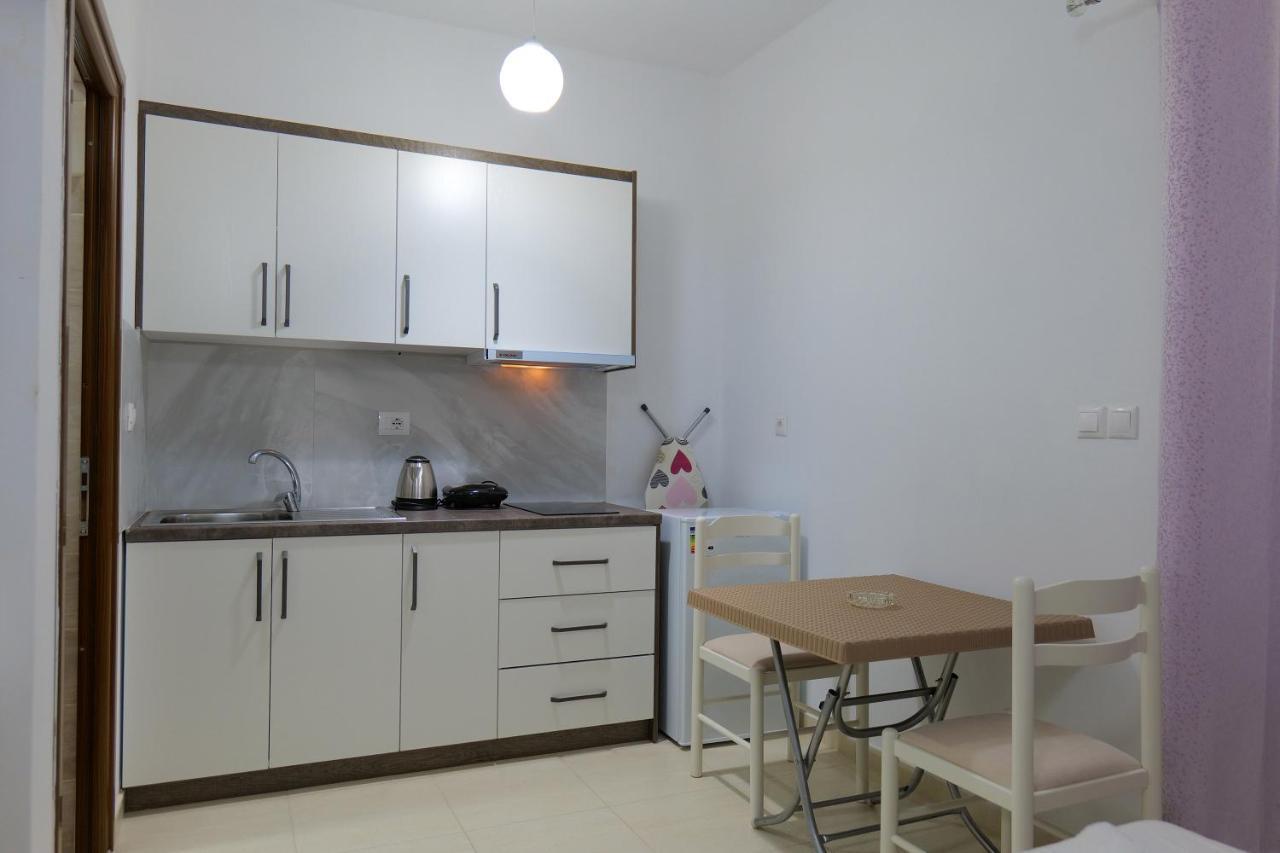 Pink Holiday Sarande Bagian luar foto