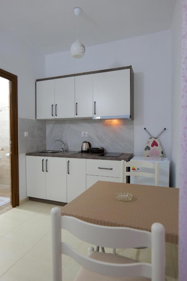 Pink Holiday Sarande Bagian luar foto