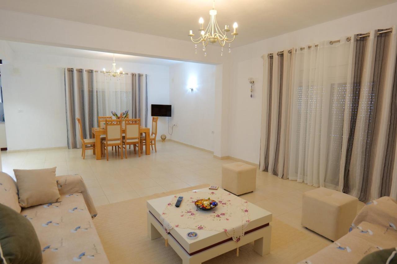 Pink Holiday Sarande Bagian luar foto